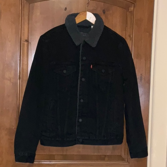 Men's Levi Snap Closure Black Denim Jacket with Sherpa Collar and Lining - Picture 4 of 13